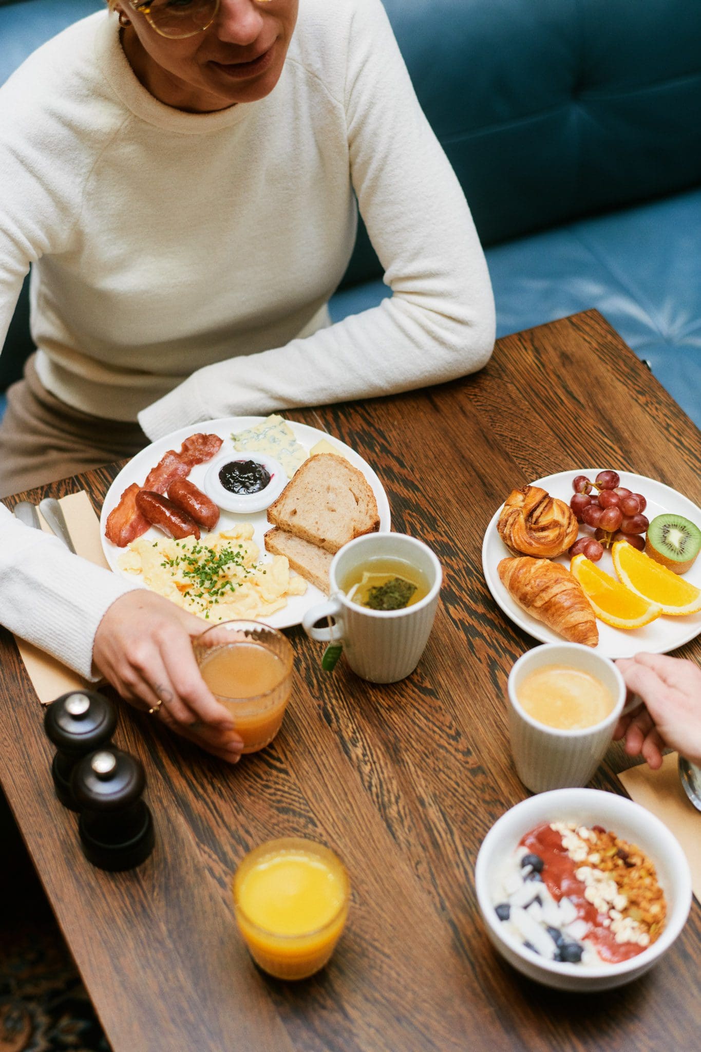 kvinde spiser Morgenmad på hotel skt annæ