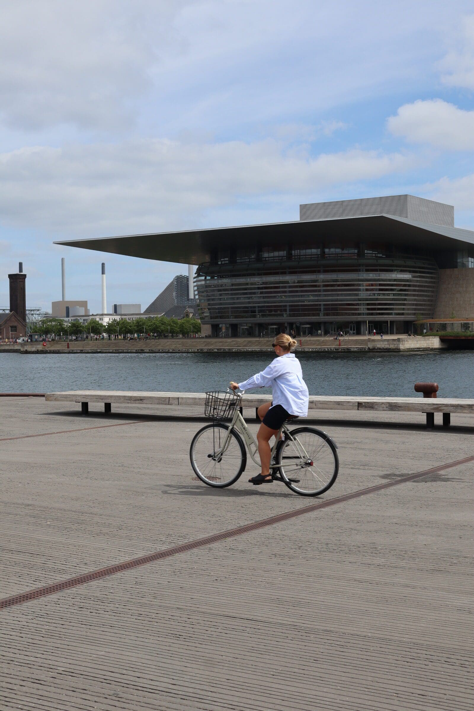 kvinde cykler foran operahuset