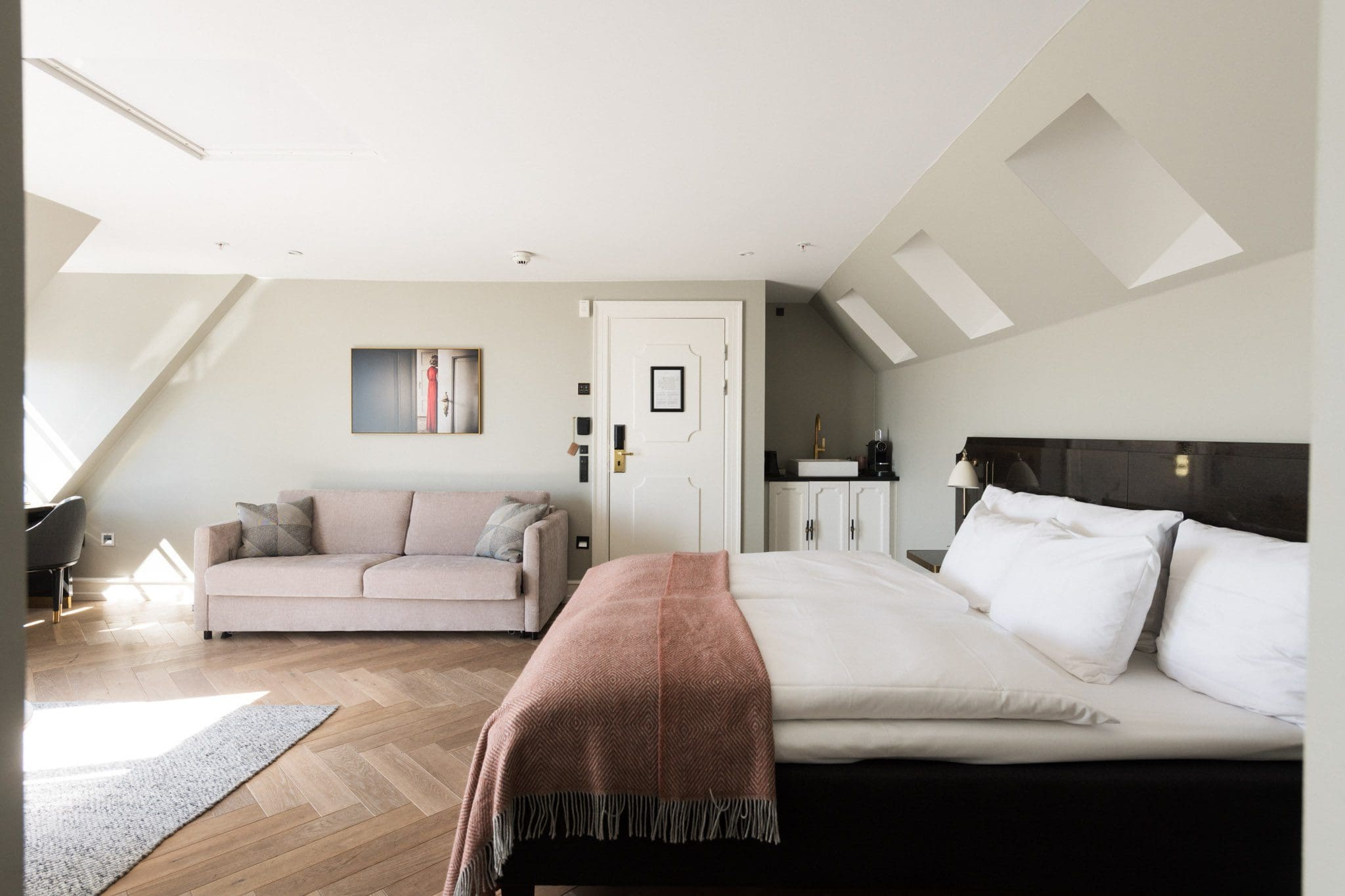 penthouse med seng og sofa